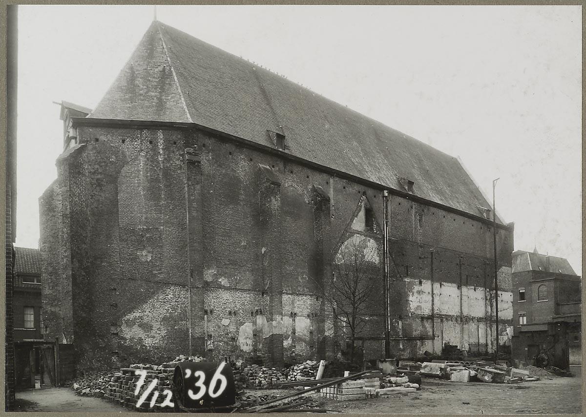 De in verval geraakte kerk in 1936